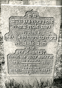 F004022 Grafsteen van Betje Brest, echtgenote van Jozef Boektje, geboren 18 juni (5)621, overleden 19 oktober (5)694. - ...
