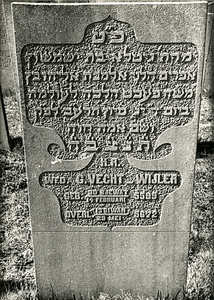 F004025 Grafsteen van weduwe G. Vecht-Wijler, geboren 14 februari/30 Sjewat (5)599, overleden 29 mei/13 Siwan (5)672. - ...