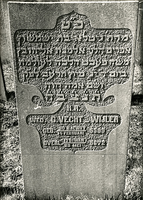 F004025 Grafsteen van weduwe G. Vecht-Wijler, geboren 14 februari/30 Sjewat (5)599, overleden 29 mei/13 Siwan (5)672. - ...