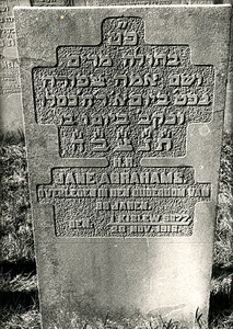 F004028 Grafsteen van Jane Abrahams, overleden in den ouderdom van 89 jaren den 26 november 1916 (1 Kislew (5)677). - ...