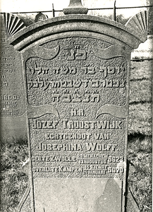 F004029 Grafsteen van Jozef Troostwijk, echtgenoot van Josephina Wolff, geboren te Zwolle 13 augustus/28 Menachem ...