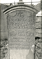 F004029 Grafsteen van Jozef Troostwijk, echtgenoot van Josephina Wolff, geboren te Zwolle 13 augustus/28 Menachem ...