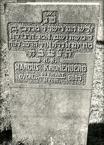 F004033 Grafsteen van Marcus Kronenberg, overleden 16 februari/30 Sjewat (5)683. H(ier is) b(egraven) de man, vroom en ...