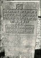 F004033 Grafsteen van Marcus Kronenberg, overleden 16 februari/30 Sjewat (5)683. H(ier is) b(egraven) de man, vroom en ...