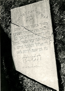 F004047 Grafsteen van Marcus Vriend, overleden 24 augustus, oud 39 jaar, ongehuwd. En Mordechai ging uit tot voor de ...