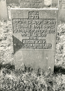 F004069 Grafsteen van Jacob Kalf, overleden 21 januari 1918 (8 Schewat (5)678) - H(ier is) b(egraven) de man Jakob, ...