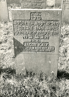 F004069 Grafsteen van Jacob Kalf, overleden 21 januari 1918 (8 Schewat (5)678) - H(ier is) b(egraven) de man Jakob, ...