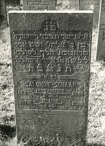 F004110 Grafsteen van Salomon Schaap, geboren 5 juli/17 Tammoez 5850, overleden 8 mei/15 Ijar 5685 - H(ier is) ...