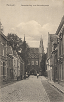 F000241 De Broederweg en de Broederpoort, aan de rechterzijde (bij de lantaarn) staat de Nederlands Gereformeerde kerk.