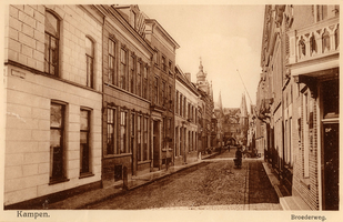 F000242 De gehele Broederweg met aan het eind van de straat de Broederpoort.