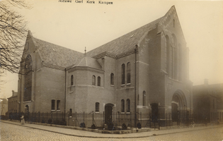 F000257 De Nieuwe Gereformeerde Kerk op de hoek 2e Ebbingestraat/ Broederweg.