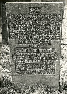 F004111 Grafsteen van Jacob Goudsmit, echtgenote van G. v. Embden, vroeger weduwe van G. Gudema, geboren 18 juli/10 ...