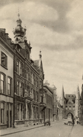 F000259 Broederweg met links hotel des Pays Bas en rechts de Broederpoort.