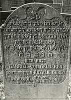F004112 Grafsteen van Gabriel van Gelderen, echtgenoot van Rosalie Cohen, overleden 18 mei/2 Siwan 5691. H(ier is) ...