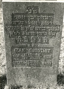 F004115 Grafsteen van Izak Goudsmit, geboren 28 maart/21 AdarII 5616, overleden 22 april/26 Nisan 5693 - H(ier is) ...