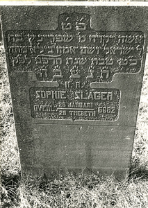 F004123 Grafsteen van Sophie Slager, overleden 29 januari/29 Tebeth 5682 - H(ier is) b(egraven) de dierbare vrouw ...