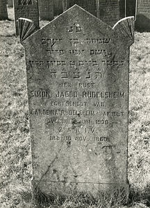 F004125 Grafsteen van Simon Jacob Rudelsheim, echtgenote van Carolina Rudelsheim-Anholt, overleden 5 juni 1930, ...