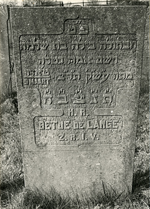 F004134 Grafsteen van Betje de Lange, Z.R.I.V - H(ier is) b(egraven) de ongehuwde vrouw B y l h, dochter van Salomo, en ...
