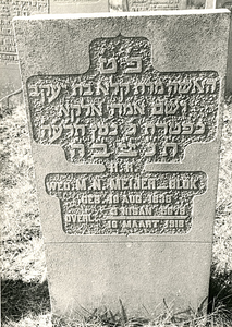 F004072 Grafsteen van weduwe M.N. Meijer-Blok, geboren 18 augustus 1838, overleden 16 maart 1918 (3 Nisan (5)678) - ...