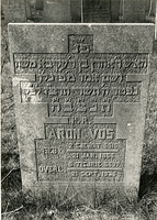 F004137 Grafsteen van Aron Vos, geboren 21 januari 1855 (2 Sjewat 5615) - H(ier is) b(egraven) de man r(abbi) Aaron, ...
