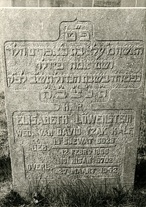 F004139 Grafsteen van Elisabeth Löwenstein, weduwe van David Yzak Kalf, geboren 12 februari 1866 (19 Sjewat 5628) - ...