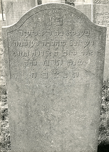 F004144 Grafsteen van Rebecca Hompes de Jong, overleden 9 juni 1880, oud 90 jaar, ongehuwd. H(ier is) b(egraven) P' g ...