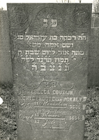 F004145 Grafsteen van Rebecca Couzijn, echtgenoote van J.G. Kalf, geboren 3 augustus /11 Menachem (5)606 - H(ier is) ...