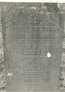 F004146 Grafsteen van Benjamin Levie Slager, geboren 29 september/29 Ellloel (5)635, H(ier is) b(egraven) de ongehuwde ...