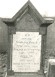 F004168 Grafsteen van Betje Reicher-de Beer, geboren 15 november/25 Cheswan (5)588. - H(ier is) b(egraven) de ...