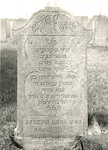 F004171 Grafsteen van Joseph Aron Vos, geboren 19 maart 1891 (= 9 Adar II (5)651). H(ier is) b(egraven) het ...