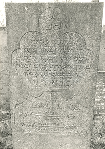 F004173 Grafsteen van Karel Izak Vos, geboren 2 augustus/17 Ab (5)623. H(ier is) b(egraven) de ongehuwde man 'Q y b' , ...