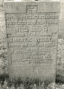 F004076 Grafsteen van Mientje Visser, echtgenote van Izak van Boele, geboren 2 mei 1860 (10 Ijar (5)620) overl. 17 ...