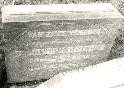 F004184 Onderste gedeelte van de grafsteen van Dr. Joseph Reicher, geboren 20 april/11 Ijar (5)580, overleden 22 ...