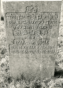 F004077 Grafsteen van Izak van Boele, geboren te Zwolle 8 juli (5)617, overleden te Kampen 13 november (5)703 - H(ier ...