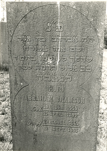 F004188 Grafsteen van Abraham Bramson, geboren 15 april 1799/10 Nison (5)559. H(ier is) b(egraven) de g(ewaardeerde) ...