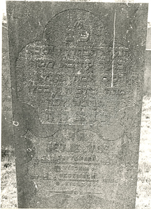 F004189 Grafsteen van Jetje Vos, geboren 3 september (5)617. H(ier is) b(egraven) de jonge ongehuwde vrouw Y t k', ...