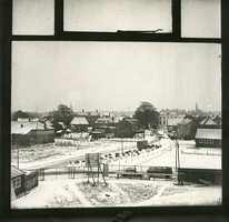 F003413 De Slenkstraat in IJsselmuiden, de foto is genomen vanuit de in aanbouw zijnde huidige Maarlenhof, links de ...