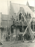 F003398 Bouwvakkers op de steigers bij de restauratie van de N.H. kerk in de Dorpsweg te IJsselmuiden.