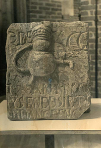 F003315 Fragment van de Gildehauser gevelsteen uit de 18e eeuw, afkomstig uit pand Oudestraat 53/ hoek Klokkesteeg, ...