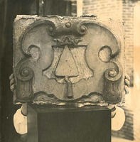 F003317 Hardstenen gevelsteen uit de 17e eeuw, voorstellend een troffel in omlijsting met een kroon erboven, in de ...