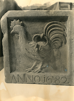 F003319 Hardstenen 17e eeuwse gevelsteen met opschrift: Anno 1682, voorstellend een haan naar links opgesteld met in ...
