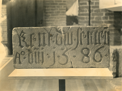 F003320 Hardstenen 16e eeuwse gevelsteen met het opschrift: Kent uw selven Ao. dni. 1586.