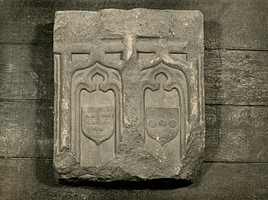 F003321 Hardstenen 15e eeuwse gevelsteen met twee omlijste, doch onbekende familie wapens.