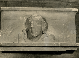 F003323 Hardstenen 16e eeuwse gevelsteen voorstellende een mannenhoofd in boog.