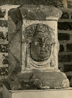 F003326 Zanstenen 16e eeuwse gevelsteen, ovaal gelaat gevat in lijst.