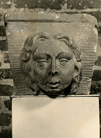 F003327 Zandstenen 16e eeuwse gevelsteen met een vrouwenhoofd.