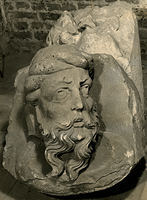 F003330 Zandstenen 16e eeuwse gevelsteen, voorstellende een mannenhoofd met baard.