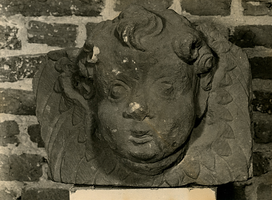 F003333 Zandstenen 17e eeuwse gevelsteen van een engelenkopje.