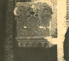 F003336 Zandstenen 17e eeuws bouwfragment van een pilaster kapiteel met bladmotief en voluten.