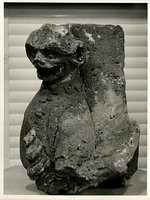 F003342 Turfstenen 14e eeuws kapiteeltje, aangekleed figuurtje met halskraag, afkomstig van een onbekend gebouw.